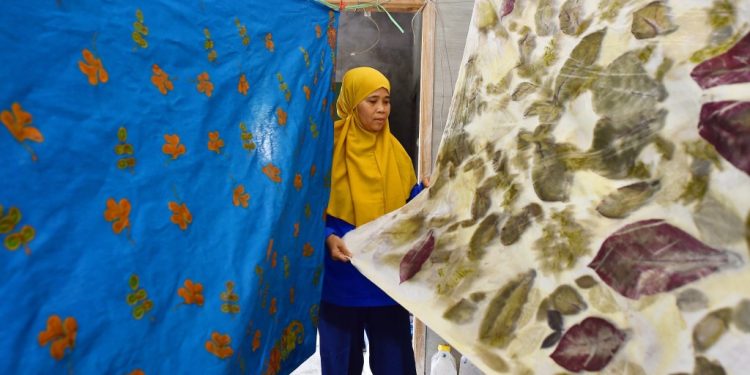 Batik Daun Kelor dari Desa Kepulungan, Pasuruan, Menjadi Daya Tarik Baru