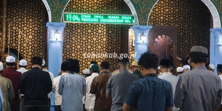 Masjid Agung Tuban Selenggarakan Salat Gerhana, Jamaah Didorong Tingkatkan Doa dan Sedekah