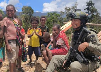 Polisi dan Anak-Anak Papua Berbagi Keceriaan di Sugapa