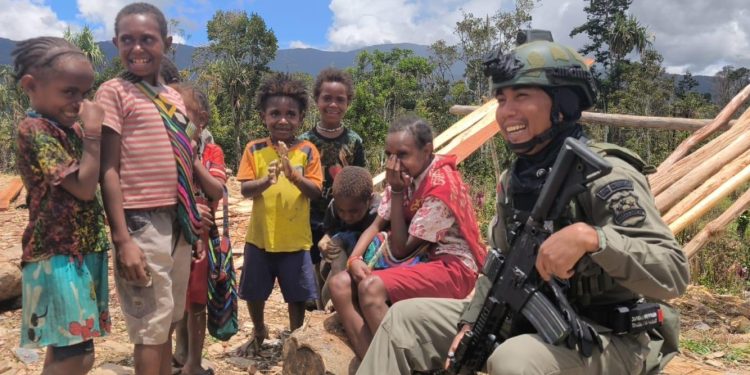 Polisi dan Anak-Anak Papua Berbagi Keceriaan di Sugapa