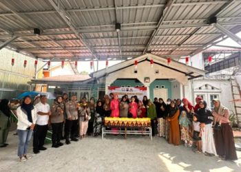 Polwan dan Bhayangkari Polda Kaltim Salurkan Bantuan Minyak Goreng di Balikpapan Timur