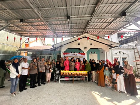 Polwan dan Bhayangkari Polda Kaltim Salurkan Bantuan Minyak Goreng di Balikpapan Timur