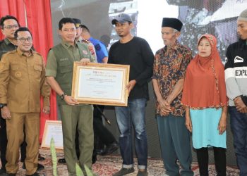 Kepala BNPB Distribusikan Bantuan Stimulan untuk Korban Bencana di Tanah Datar