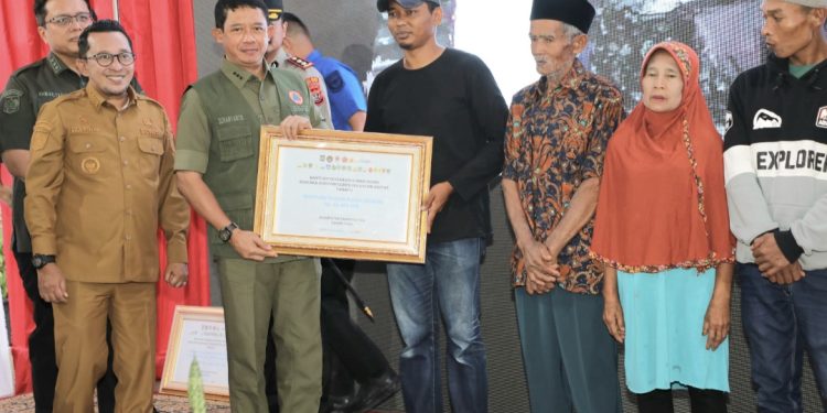 Kepala BNPB Distribusikan Bantuan Stimulan untuk Korban Bencana di Tanah Datar