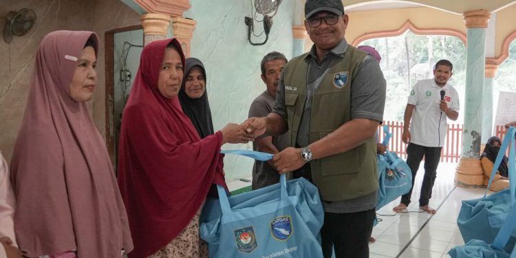 Bantuan Peralatan Dapur Disalurkan ke 600 KK di Bireuen oleh Kasatgaswil PRR