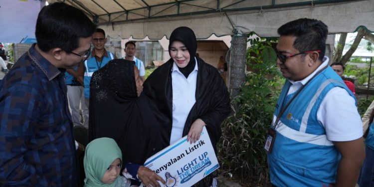 PLN Berikan Bantuan Listrik Gratis untuk Puluhan Keluarga di Aceh