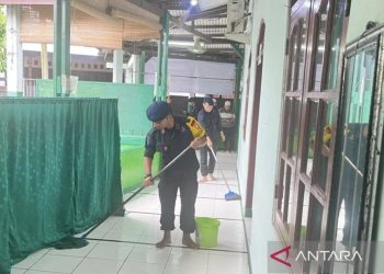 Brimob Polda Metro Jaya Lakukan Bakti Lingkungan di Masjid Al-Maghfiroh