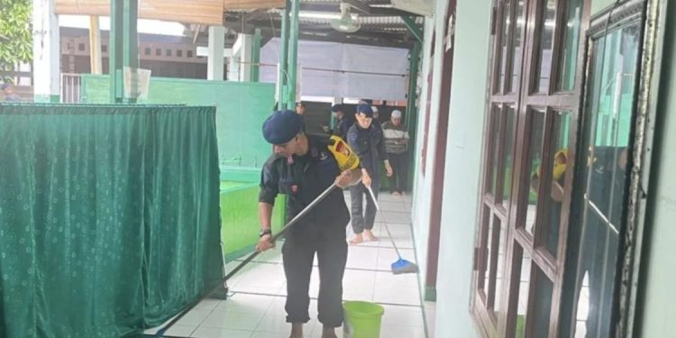 Brimob Polda Metro Jaya Lakukan Bakti Lingkungan di Masjid Al-Maghfiroh
