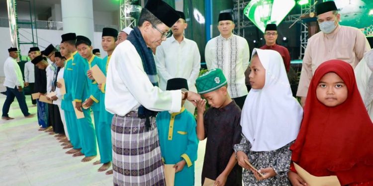Wali Kota Batam Berikan Santunan kepada 1.200 Anak Yatim di Peringatan Nuzululqur’an