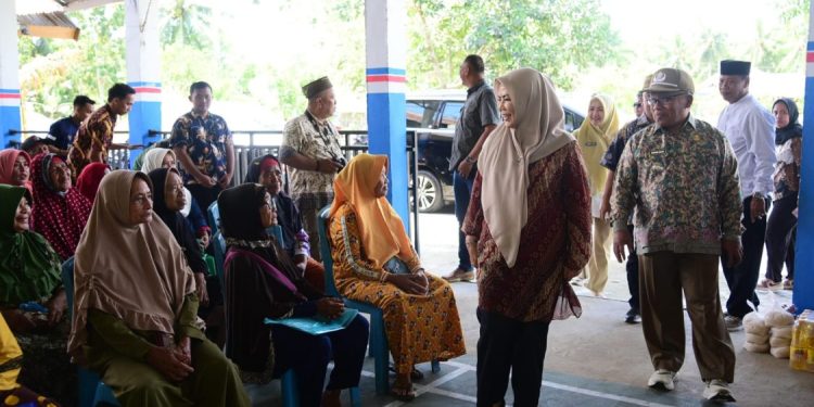 Wagub Gorontalo Distribusikan Bantuan Pangan untuk Lansia dan Disabilitas