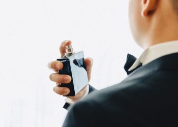 Risiko Kesehatan dari Penggunaan Parfum di Leher