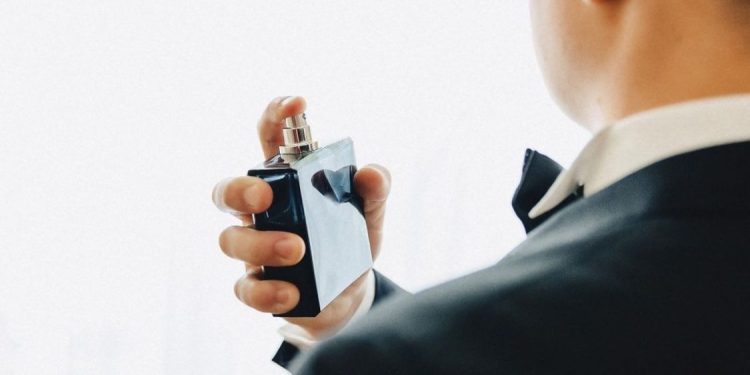 Risiko Kesehatan dari Penggunaan Parfum di Leher