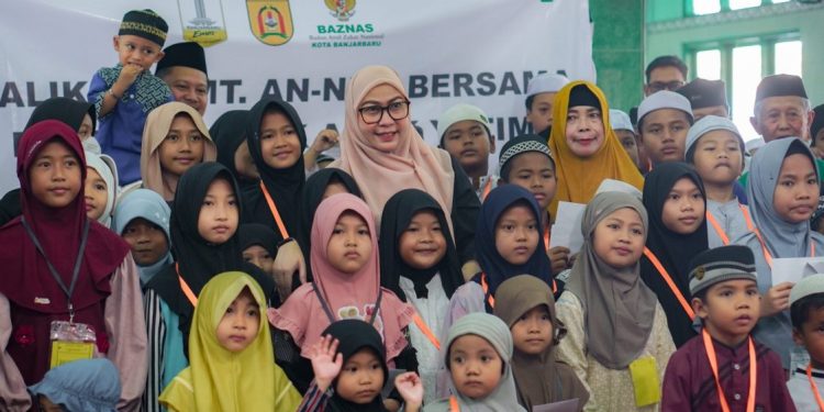 Wali Kota Banjarbaru Salurkan Santunan kepada Anak Yatim di Bulan Ramadan