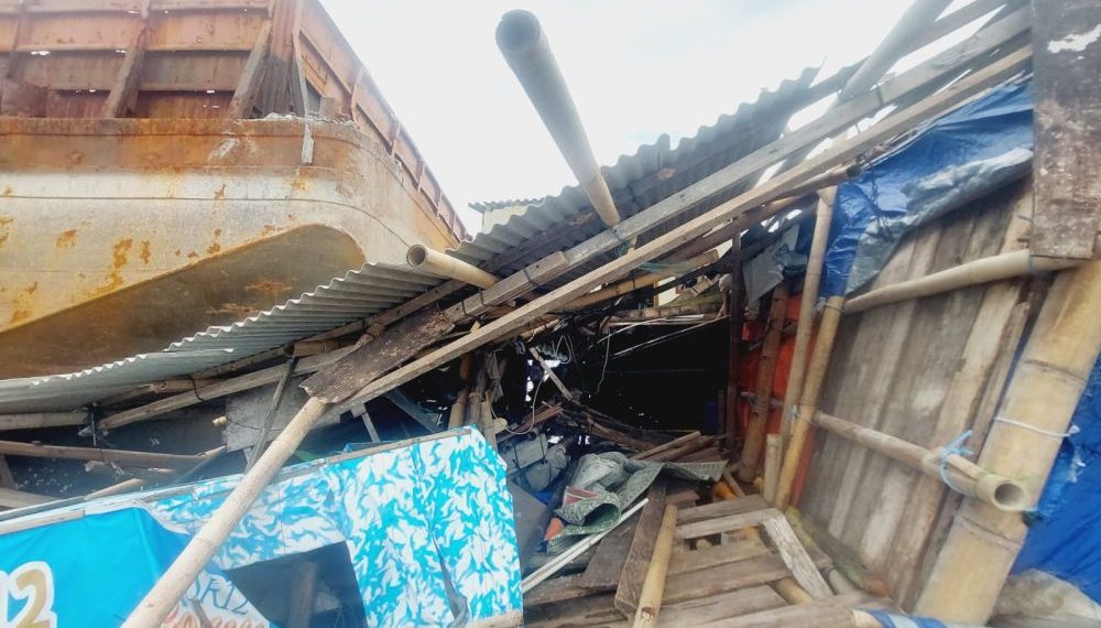 Kapal Tongkang Terdampar Hantam Makam Syeh Mudhakir di Demak