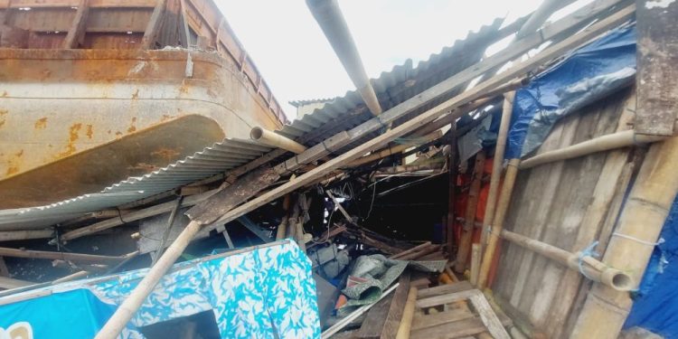 Kapal Tongkang Terdampar Hantam Makam Syeh Mudhakir di Demak