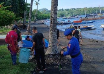 Kolaborasi Polisi dan Warga Bersihkan Pantai Tente di Dompu