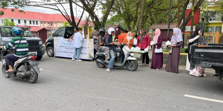 Dinas Kumperindag Gorontalo Distribusikan Takjil di Perbatasan Kota