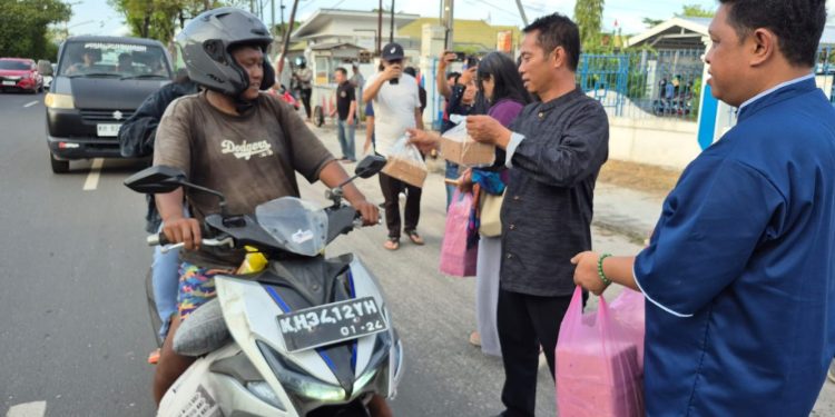 PWI Kalimantan Tengah Bagikan Ratusan Takjil di Palangka Raya
