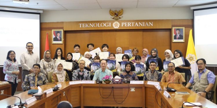 Mahasiswa Jepang dan UGM Berkolaborasi dalam Pengabdian di Imogiri