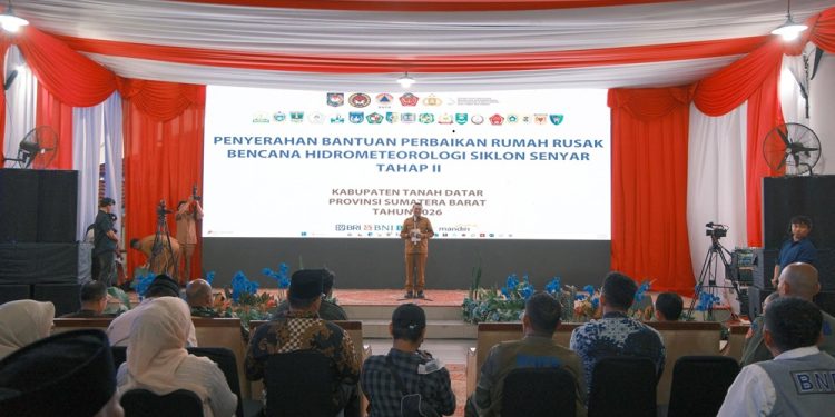 Pemkab Tanah Datar dan BNPB Salurkan Bantuan untuk Rumah Rusak Akibat Bencana
