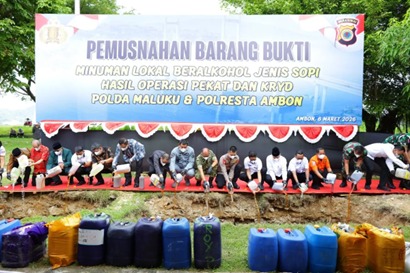 Polda Maluku Musnahkan Ribuan Liter Sopi Hasil Sitaan