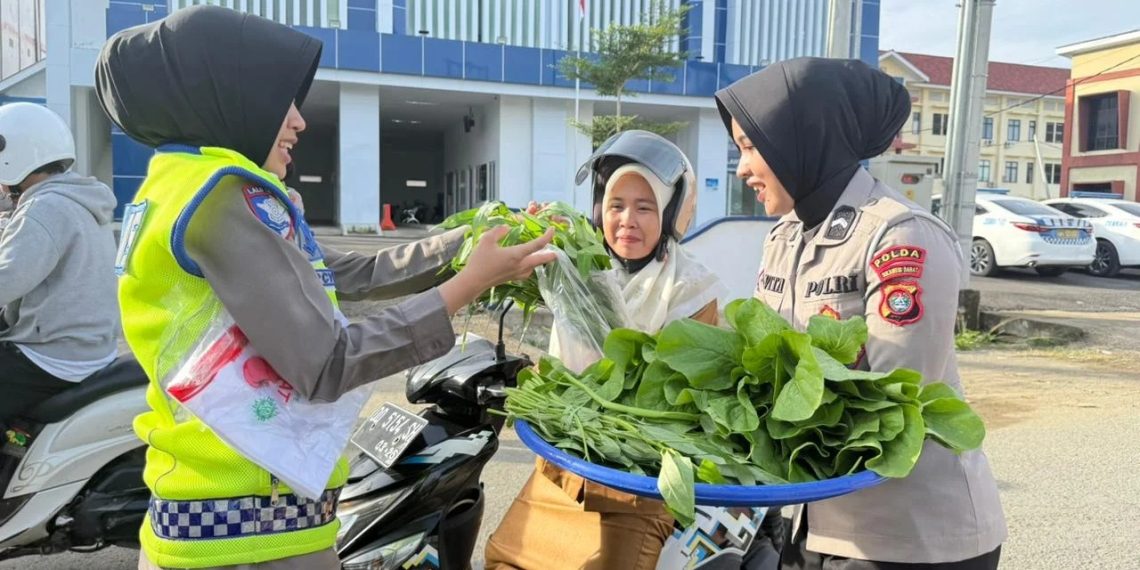 Polda Sulbar Bagikan Sayur Gratis untuk Pengendara Tertib