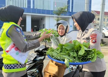 Polda Sulbar Bagikan Sayur Gratis untuk Pengendara Tertib
