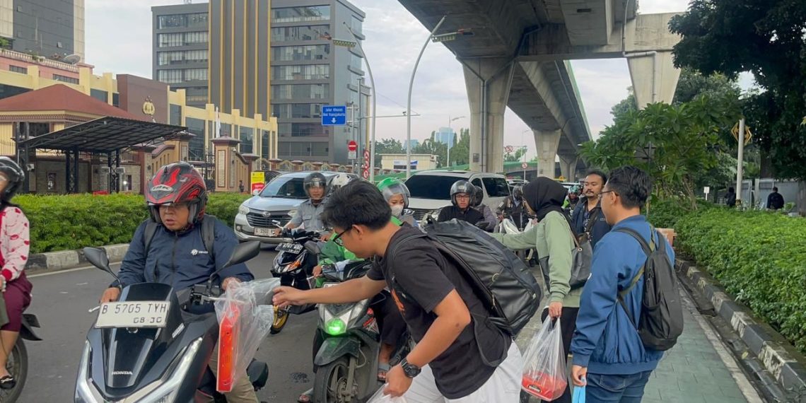 Polri dan Jurnalis Distribusikan 1.500 Paket Makanan dan Takjil ke Warga
