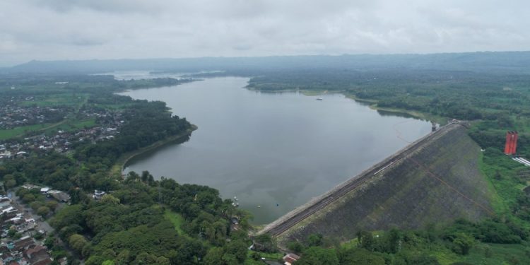 PLN Nusantara Power Kembangkan PLTS Terapung di Karangkates