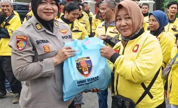 Polda Kaltim Laksanakan Program Jumat Berkah untuk Pengemudi Ojek Online