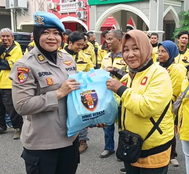 Polda Kaltim Laksanakan Program Jumat Berkah untuk Pengemudi Ojek Online