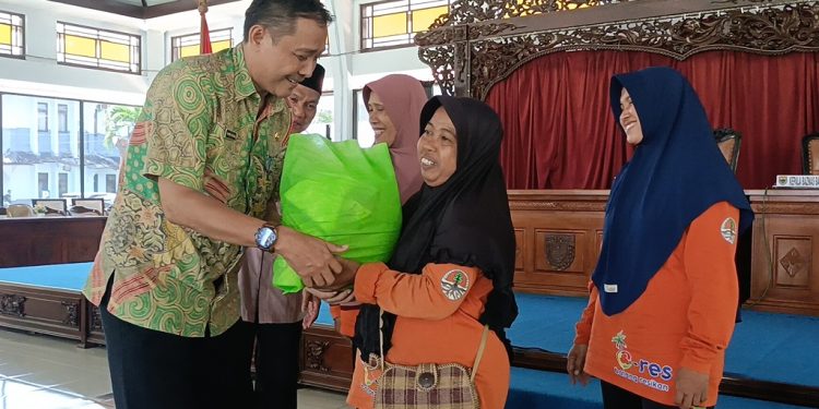 Baznas Batang Distribusikan 700 Paket Sembako untuk Mustahik