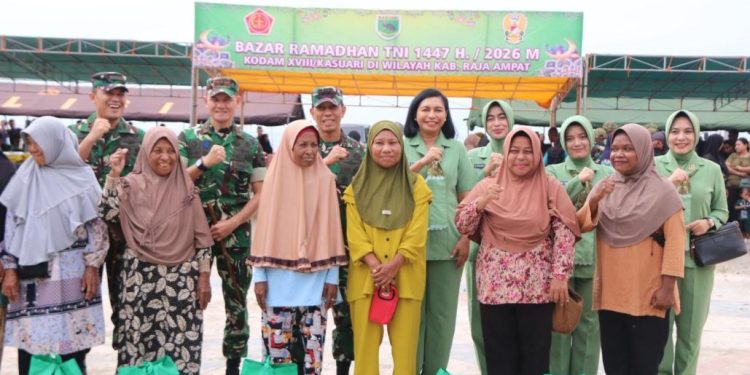 TNI Adakan Bazar Ramadan dengan Paket Sembako Terjangkau di Raja Ampat