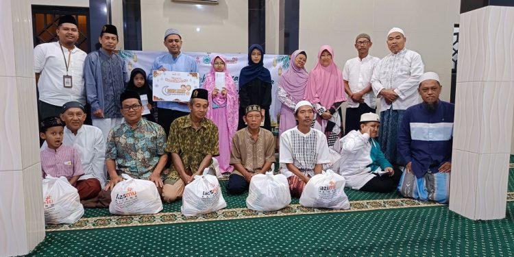 Masjid Al Haadi Batang dan Lazismu Berikan Santunan untuk Yatim dan Duafa