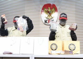 KPK Tangkap Bupati dan Sekda Cilacap dalam OTT, Rp610 Juta Disita