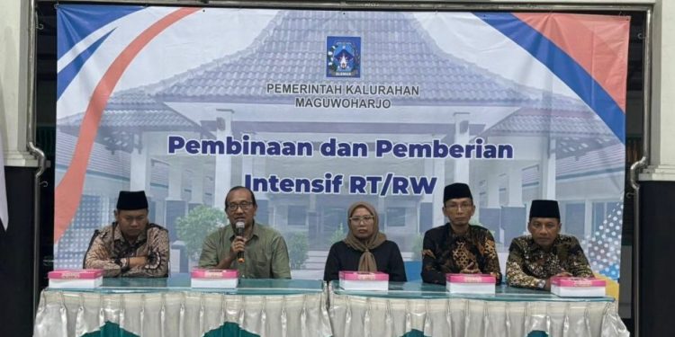 Insentif untuk Ketua RT dan RW di Kalurahan Maguwoharjo Disalurkan