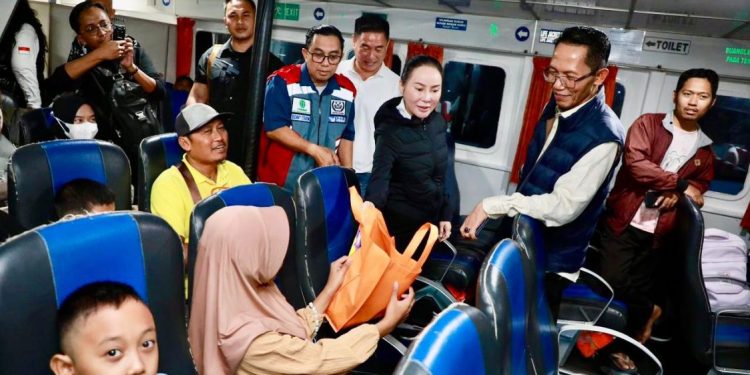Amsakar dan Li Claudia Pantau Arus Mudik Lebaran di Batam