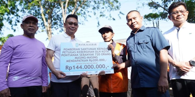 Abdullah, Petugas Kebersihan Pontianak, Bahagia Terima Paket Lebaran