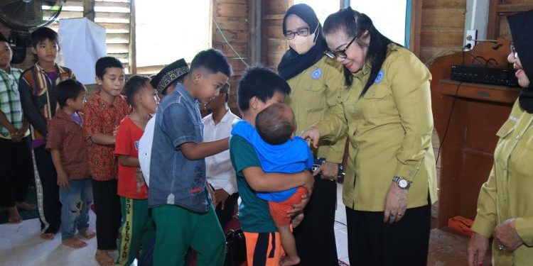 Donata Krisantus Salurkan Bantuan ke Panti Asuhan di Kalimantan Barat