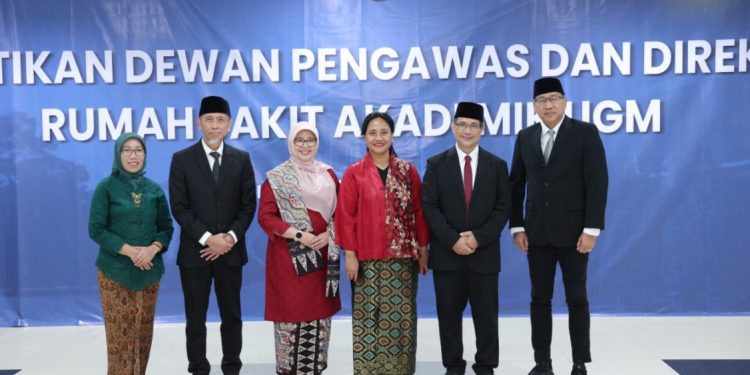 Rektor UGM Resmi Lantik Pimpinan dan Dewan Pengawas RSA UGM