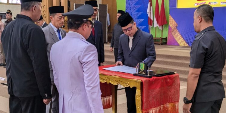 Bupati Sambas Lantik Pejabat Baru, Fokus pada Peningkatan Layanan dan Penguatan Perbatasan