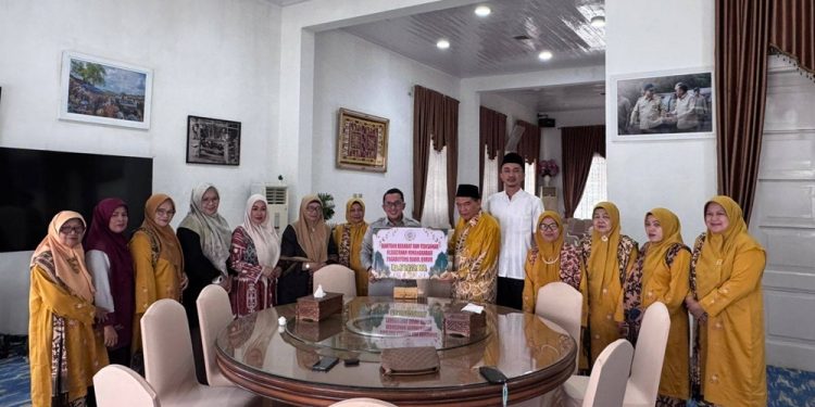 Kerabat Kesultanan Pagaruyung Berikan Bantuan kepada Warga Tanah Datar