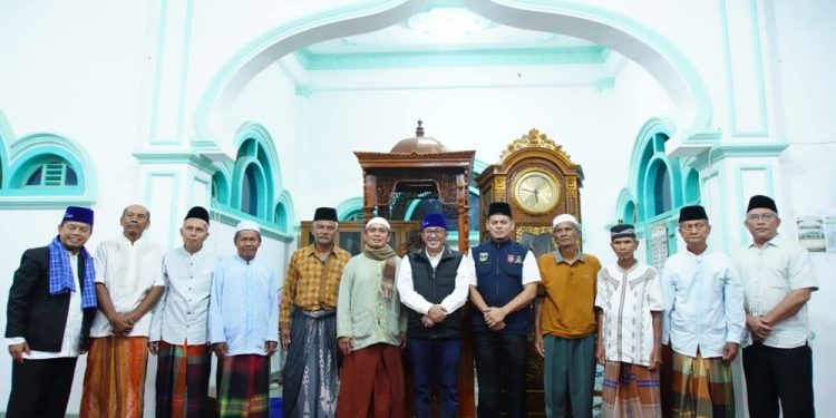 Bupati Tanah Datar Sahur Bersama Warga di Hunian Sementara Guguak Malalo
