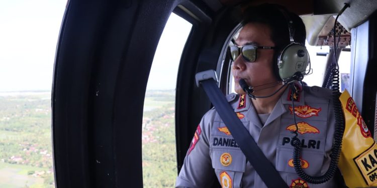 Kapolda Bali Pantau Antrean Panjang di Pelabuhan Gilimanuk dari Udara