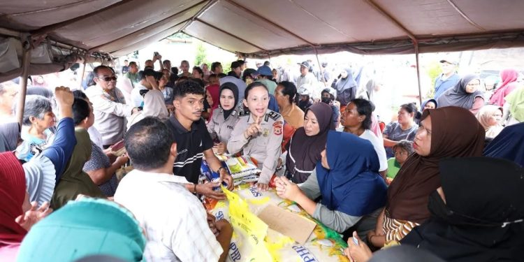 Polda Maluku Distribusikan Beras Gratis kepada 1.000 Warga di Ambon