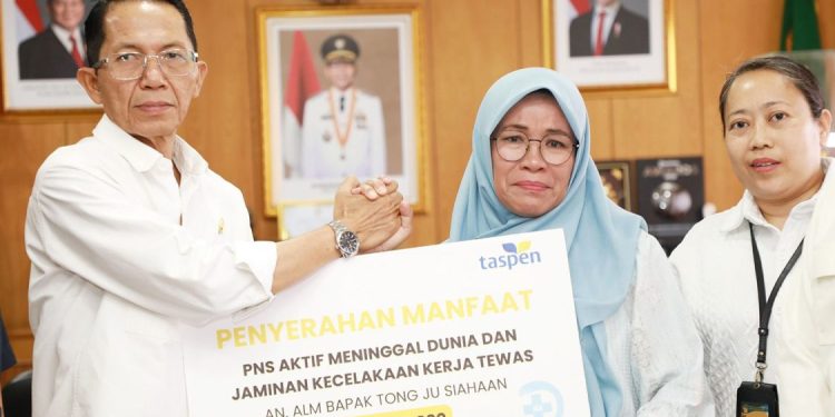 Pemko Batam dan Taspen Serahkan Santunan untuk Ahli Waris ASN