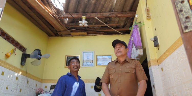 Bupati Sidoarjo Tinjau Kerusakan Akibat Puting Beliung, Perbaikan Rumah Dipercepat
