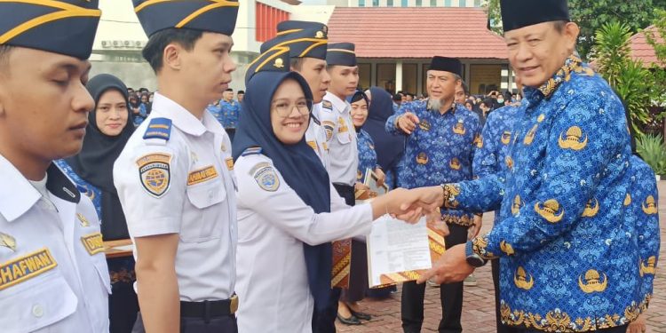 Gubernur Gorontalo Serahkan SK kepada CPNS dan PNS Dinas Perhubungan