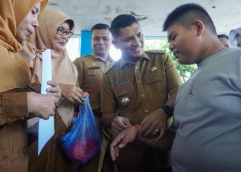 Wakil Wali Kota Banda Aceh Dampingi Anak Yatim Belanja di Pasar Aceh