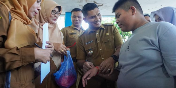 Wakil Wali Kota Banda Aceh Dampingi Anak Yatim Belanja di Pasar Aceh